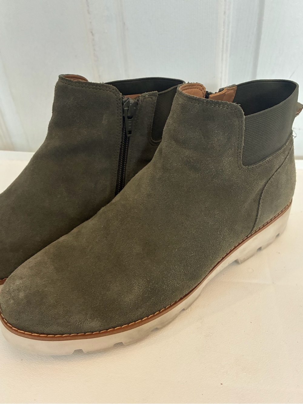 Vionic Brionie Olive Green Suede Chelsea Lug Sole Boots Size 8 Gorpcore Comfort